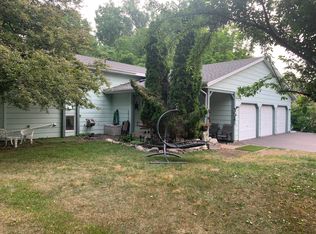 555 Lake Cove Ct, Shoreview, MN 55126