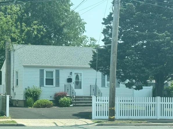 842 N Wellwood Ave, Lindenhurst, NY 11757