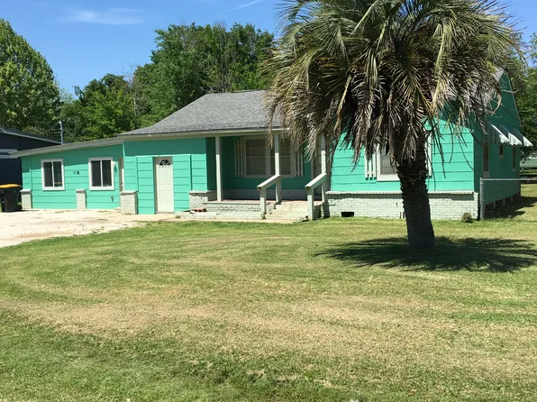 711 Trinity St #B, Anahuac, TX 77514