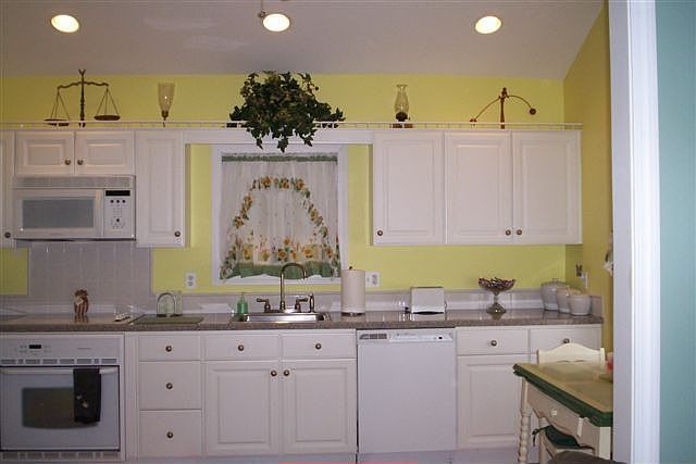 2nd image of 18 Coe Avenue Ext