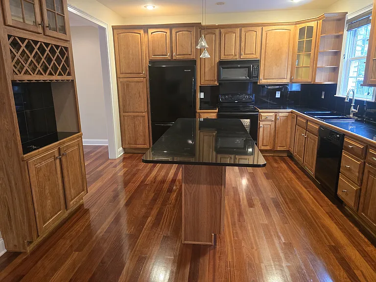 6739 Bay Hill Ct — Photo 3
