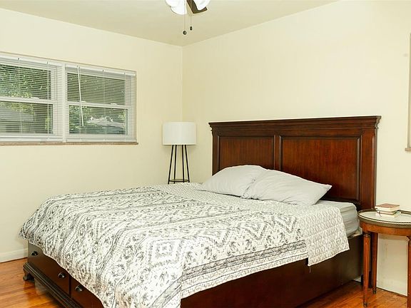 4th image of 9628 Greenview Dr