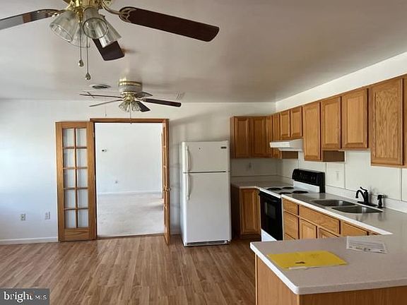 3rd image of 406 Honeysuckle Ave