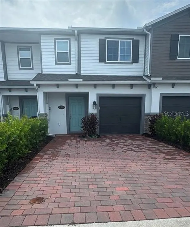 3 bed, 2.5 bath, 1556 sqft, $2,390 — Photo 2