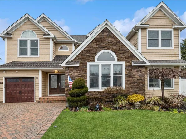 39 Honeysuckle Court, Melville, NY 11747