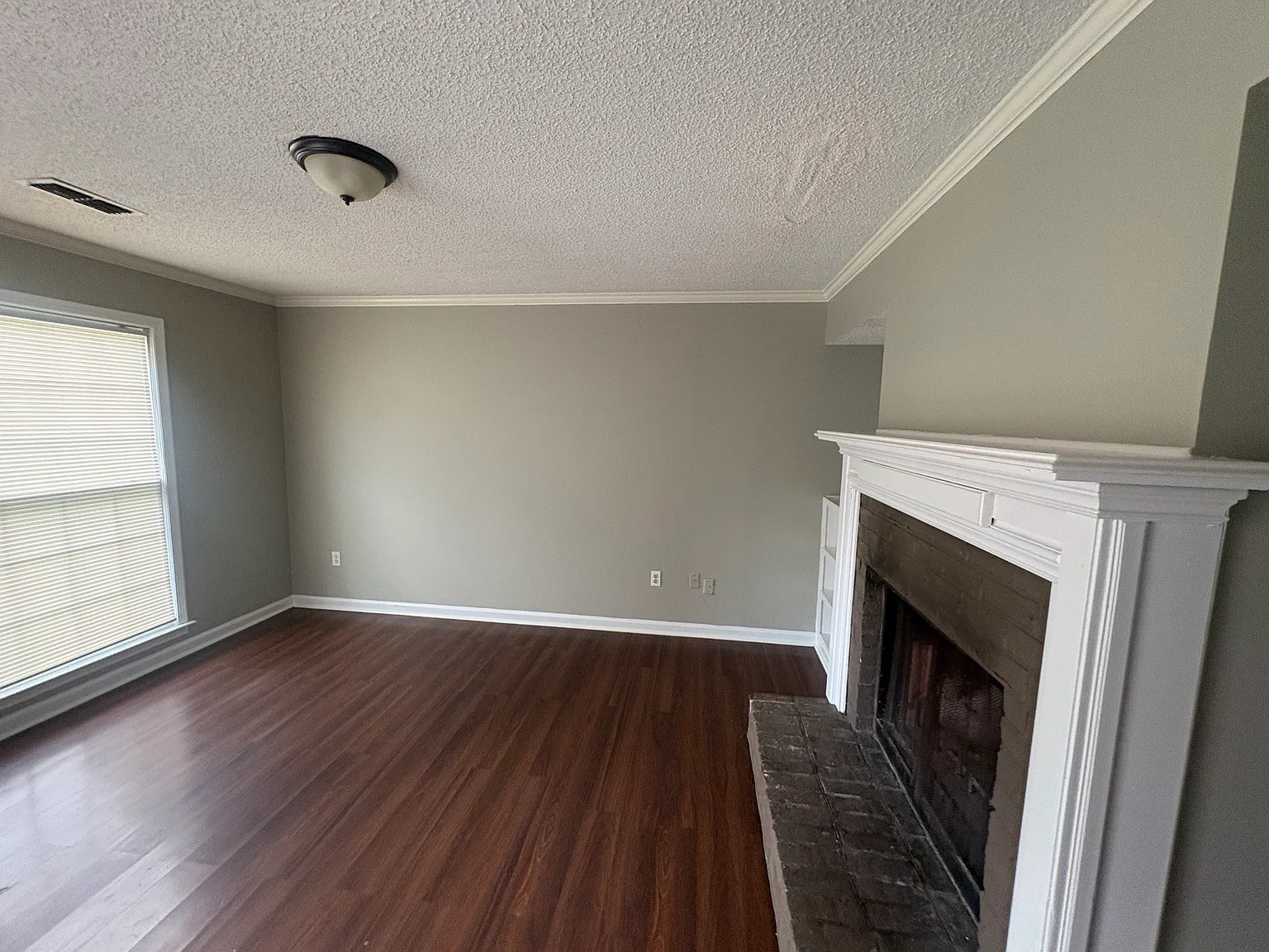 |Townhouse | 2 Bed 2.5 Bath | HOA — Photo 4