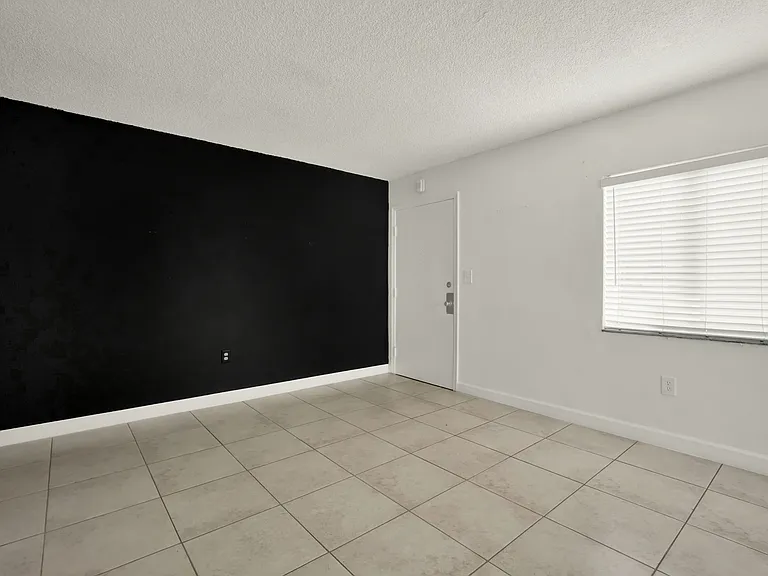 2726 SW 21st St #101 — Photo 2