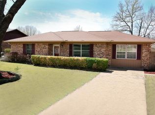 217 Thomas Rd, Palestine, TX 75803