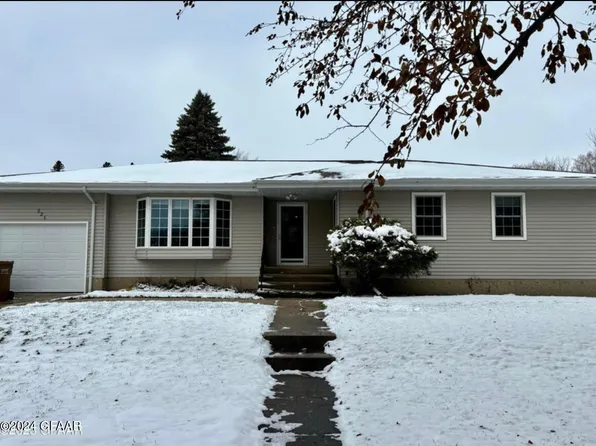 221 N 2nd St, Pembina, ND 58271