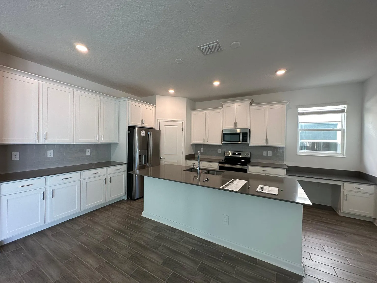 6 bed, 2634 sqft, $2,650 — Photo 3