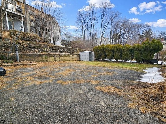4th image of 210 Union St