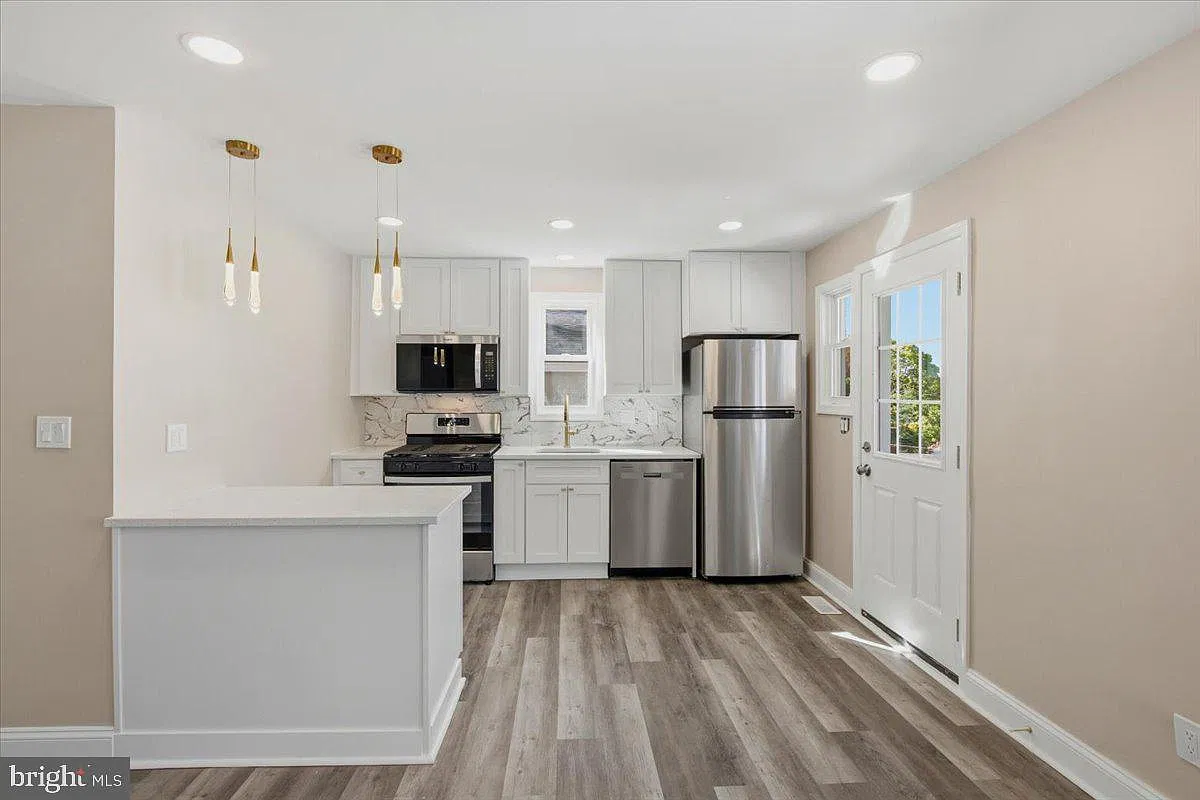 5 bed, 2.0 bath, 1396 sqft, $3,000 — Photo 4