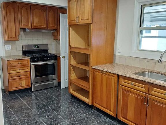 5th image of 375 Essex St