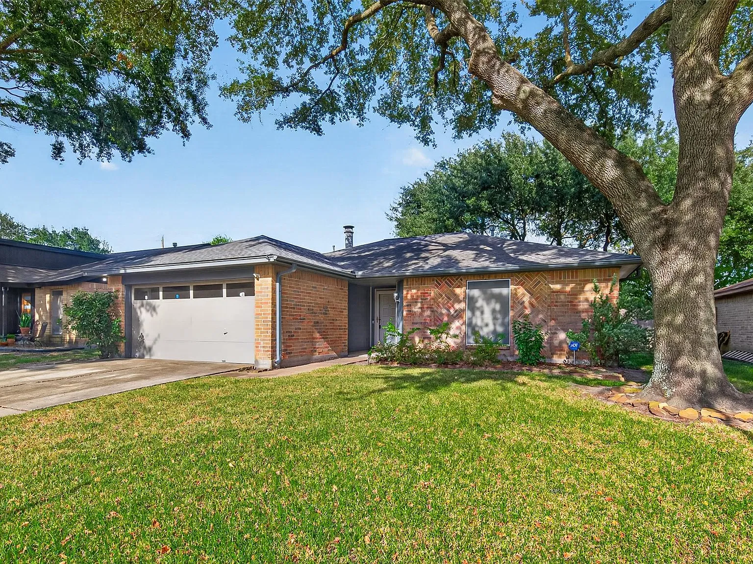 3 bed, 2.0 bath, 1228 sqft, $1,950 — Photo 2