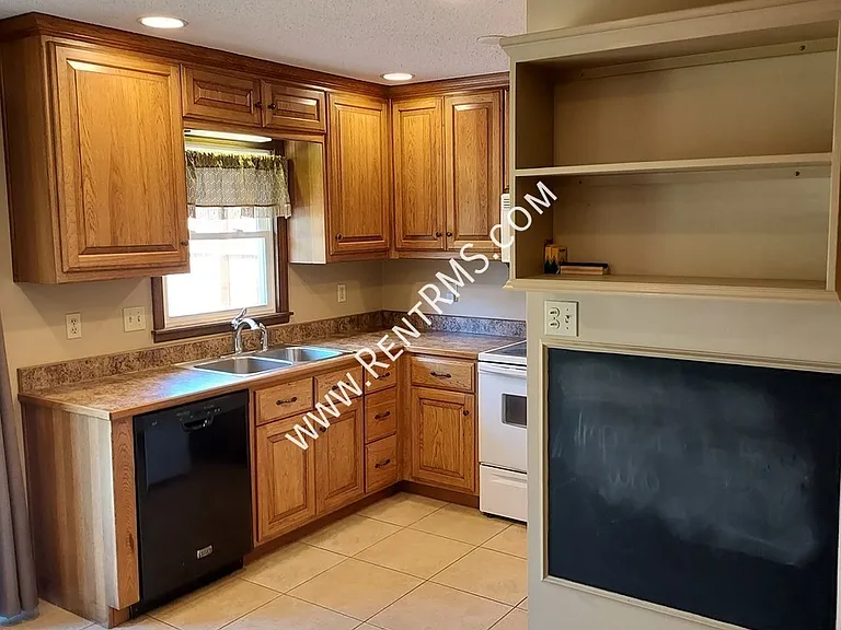 4643 SW 8th Ave — Photo 7