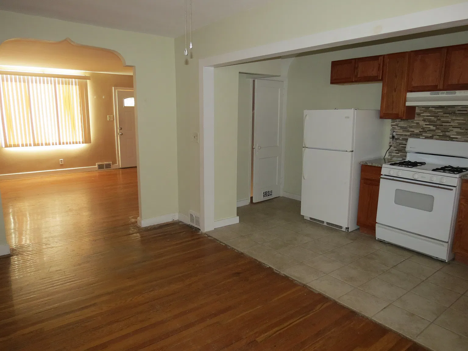 3-Bedroom Brick Rowhome with Hardwood Floors in East Mayfair — Photo 2