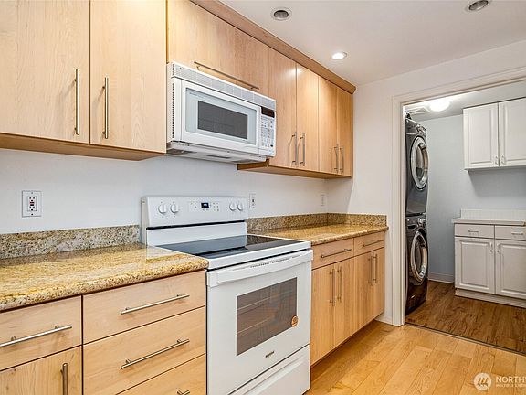 5th image of 3221 SW Avalon Way #313
