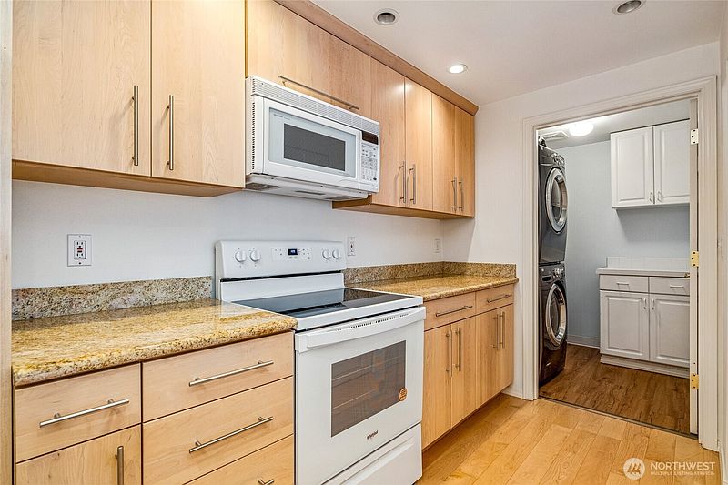 4th image of 3221 SW Avalon Way #313