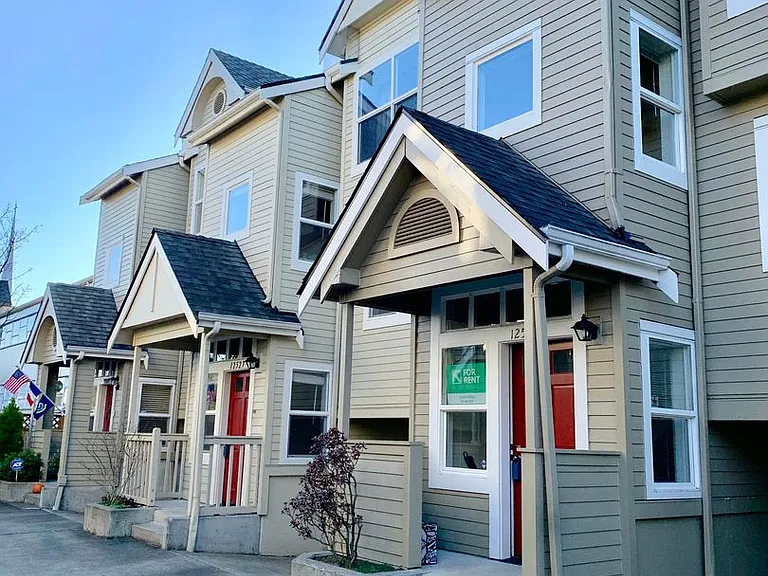 12527 27th Ave NE #C — Photo 1