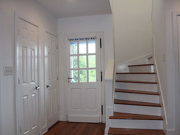 Entrance, 1/2 bath, and clst