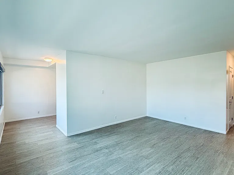 2031 N Beachwood Dr #22 — Photo 7