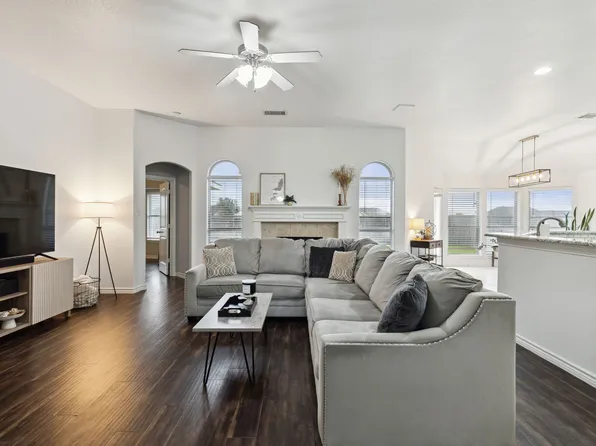 707 Bayshore Dr, Mansfield, TX 76063