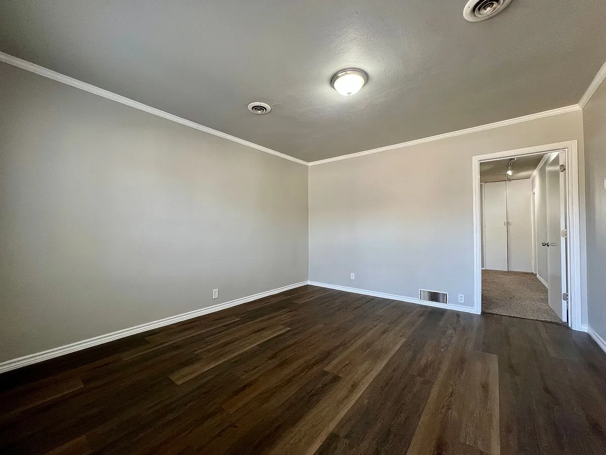 Building Photo - 525 W Scurry St