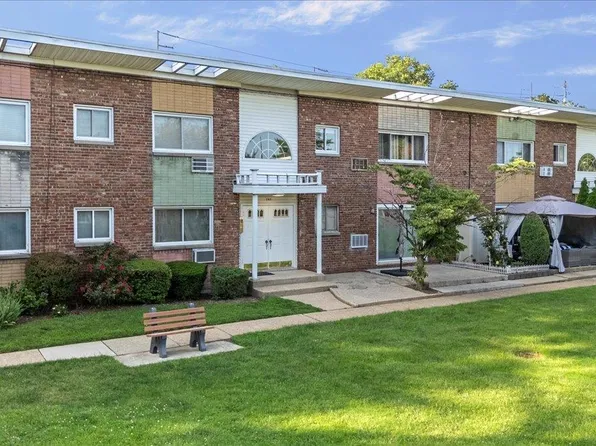 267 N Newbridge Road #2D, Levittown, NY 11756