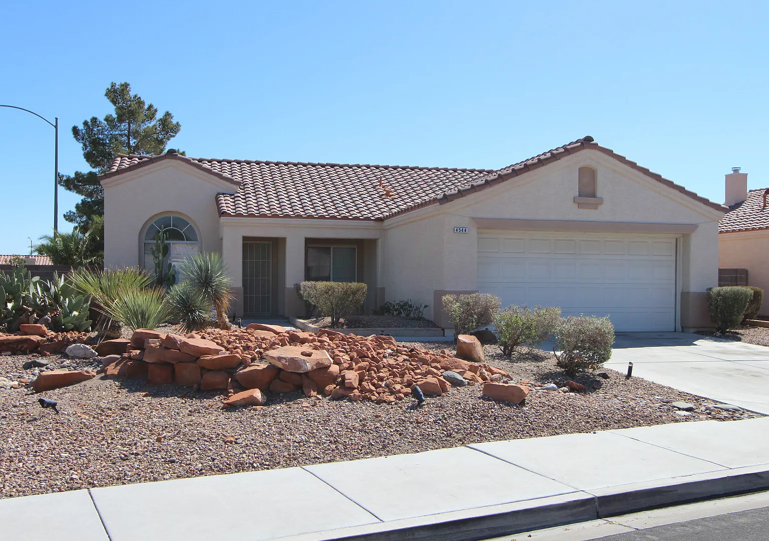 Charming 2 bedroom home in northwest. Very open floorplan. — Photo 1