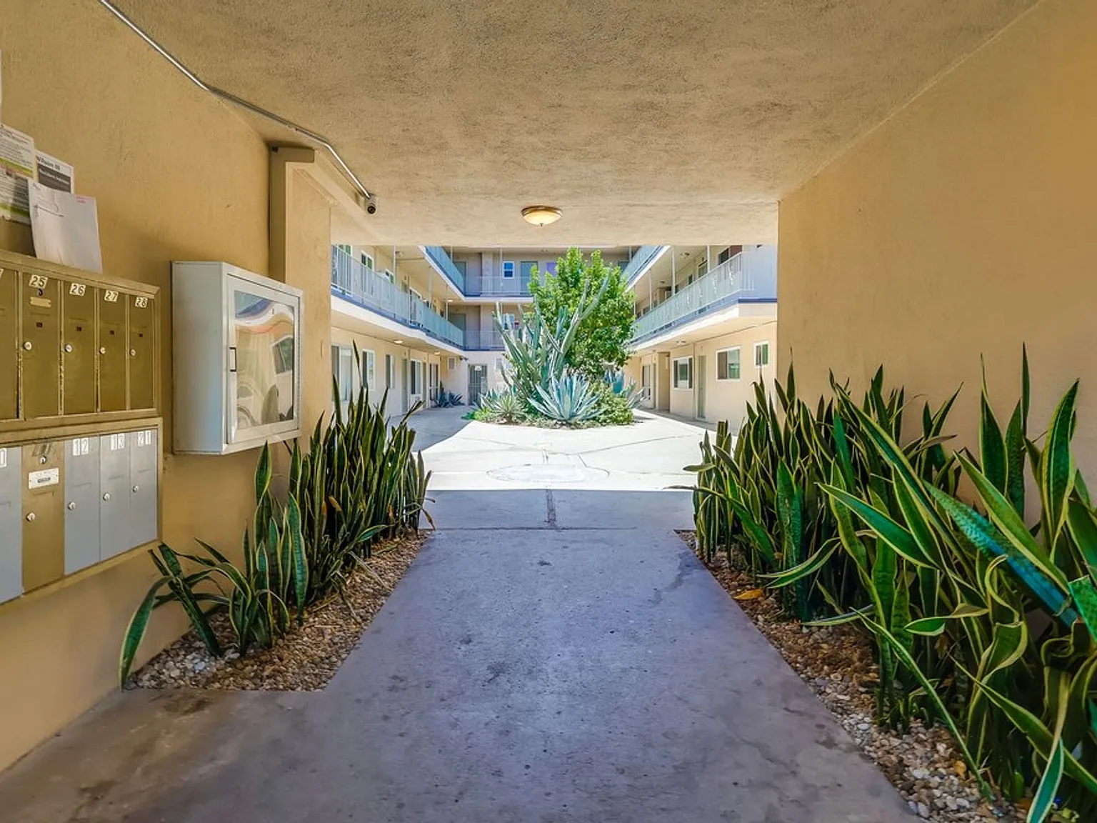 Hyde Park Living Steps to Transit, Parks & Crenshaw! — Photo 4