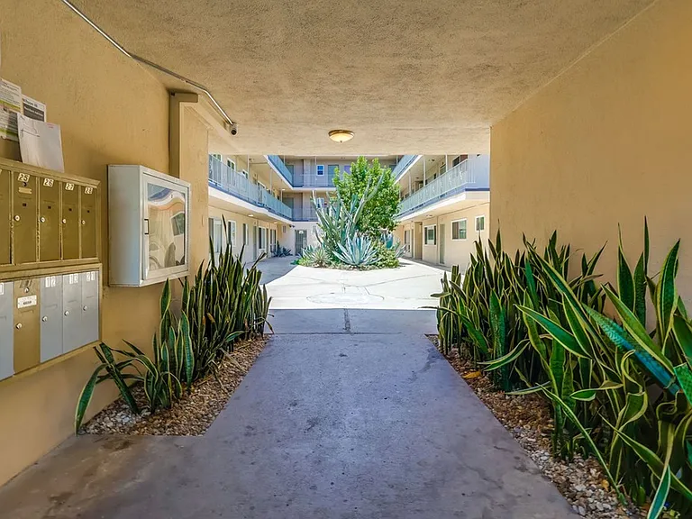 Hyde Park Living Steps to Transit, Parks & Crenshaw! — Photo 1