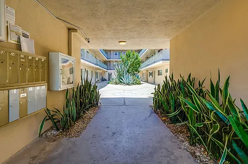 Hyde Park Living Steps to Transit, Parks & Crenshaw! Photo 1