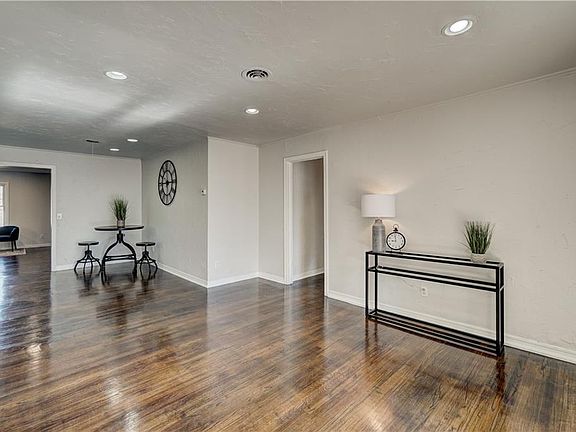 3rd image of 1407 Carlisle Ct
