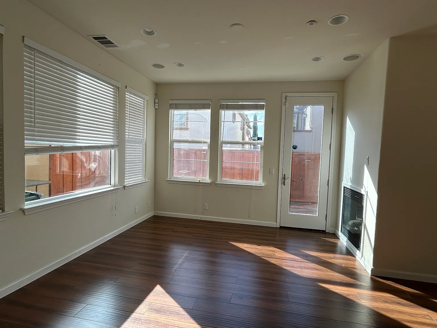 4 bed, 2.5 bath, 2079 sqft, $4,300 — Photo 3