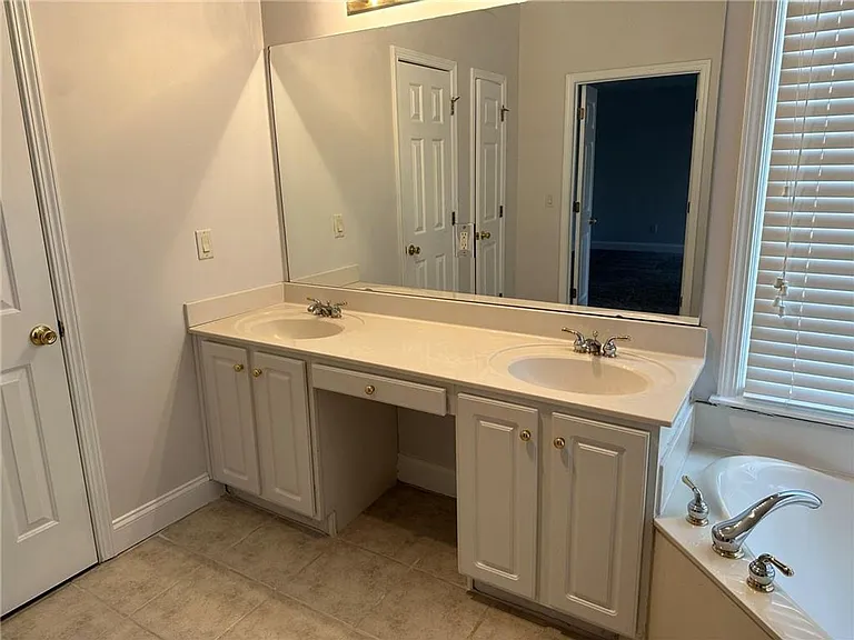 1296 Dunwoody Cv — Photo 29