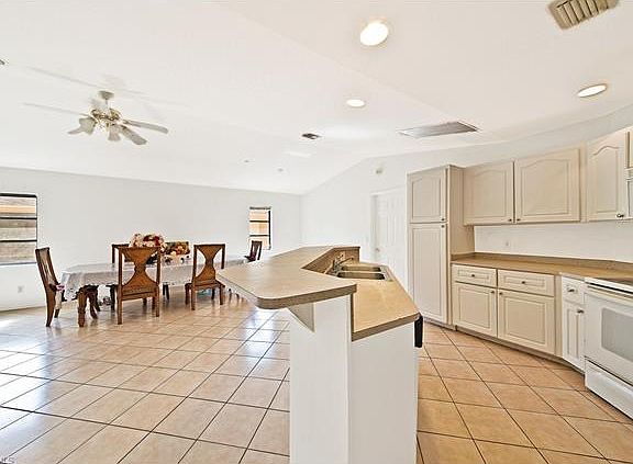 4th image of 6001 Hollow Dr