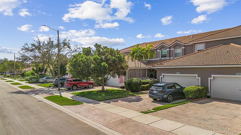 2751 E Aragon Blvd #3