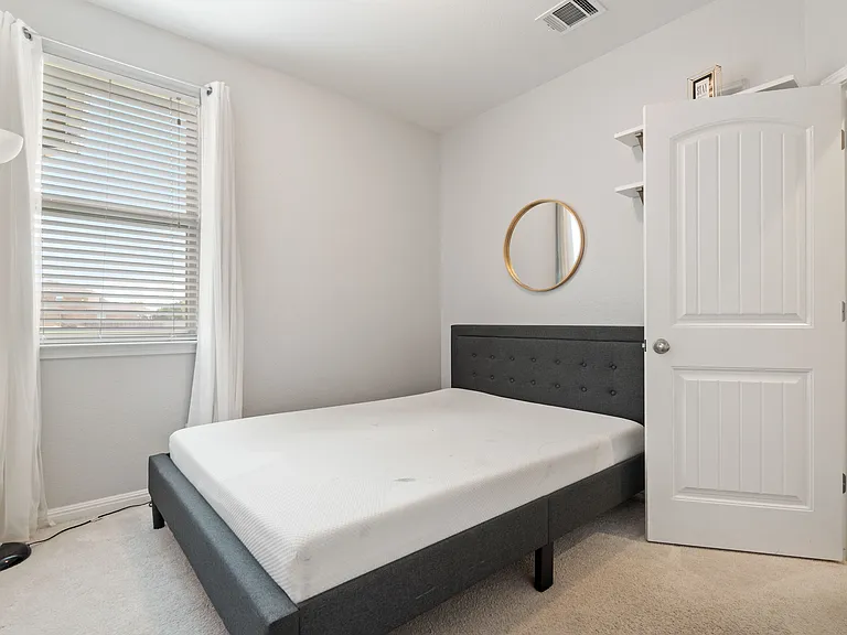 928 Myrna Bnd — Photo 21
