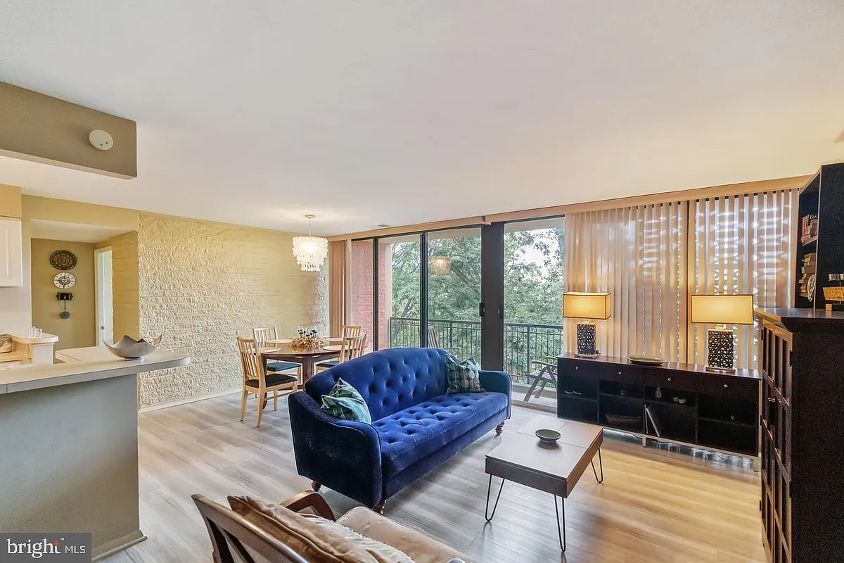 Building Photo - 8 S Van Dorn St #401