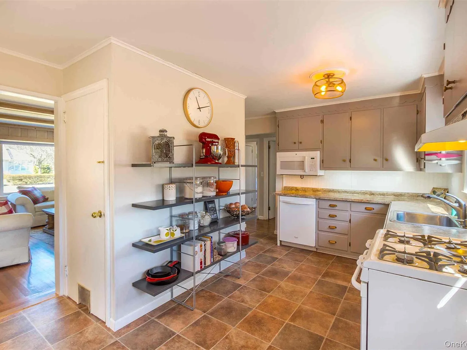 2 bed, 1.5 bath, 1054 sqft, $4,500 — Photo 3