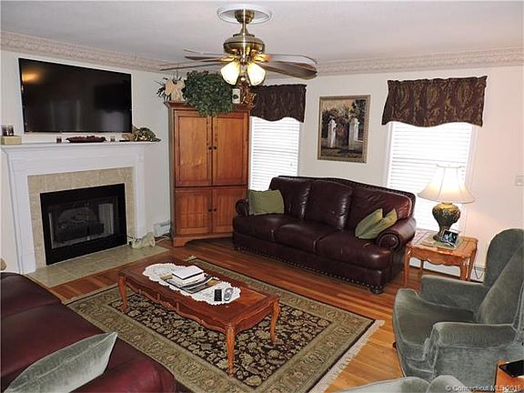 4th image of 100 Westport Dr