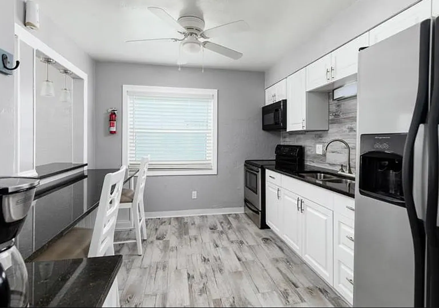 Completely remodeled inside and out, 2 bedroom 1 bath house — Photo 4