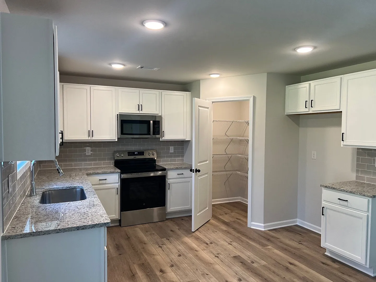 5 bed, 2200 sqft, $2,600 — Photo 2