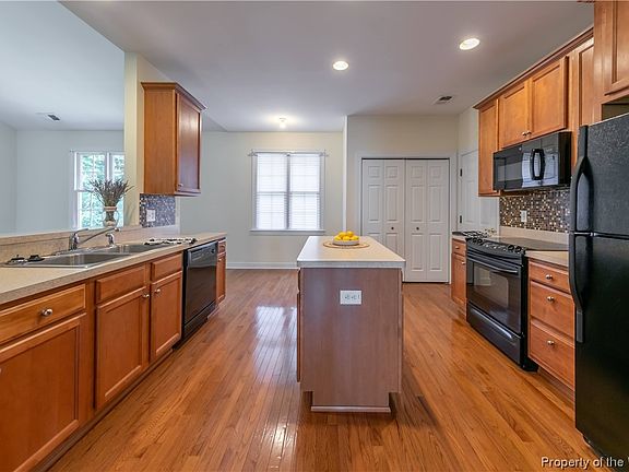 5th image of 413 Shaindel Dr
