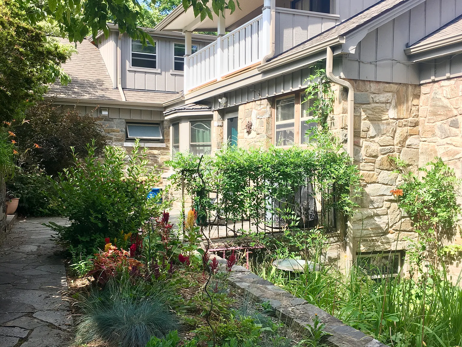 126 Iris Ln — Photo 2