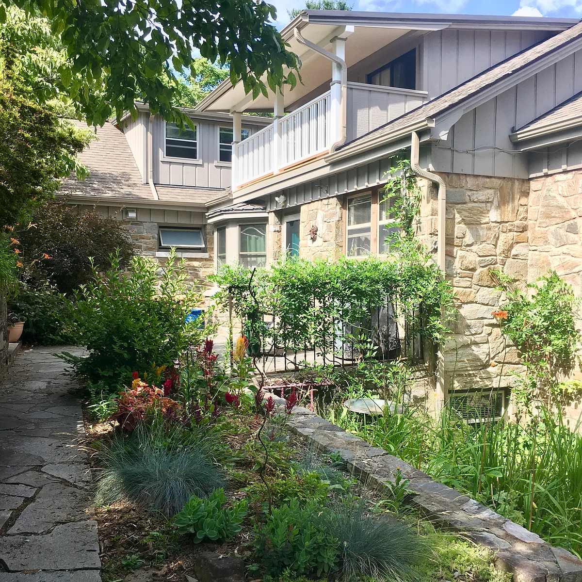 Building Photo - Iris Ln