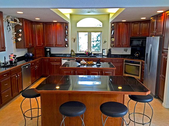 Gourmet kitchen