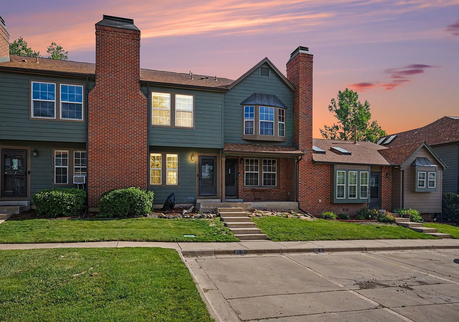 Updated 2 Bedroom, 2 Bathroom Townhome Move-In Ready! — Photo 1