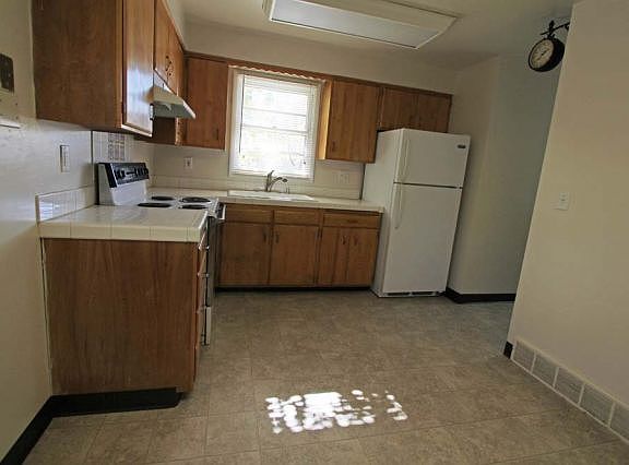 4th image of 1102 1/2 Alderson Ave