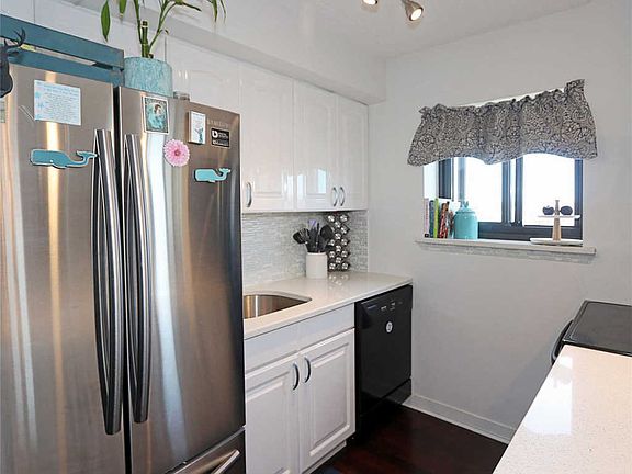 4th image of 725 Miller Ave